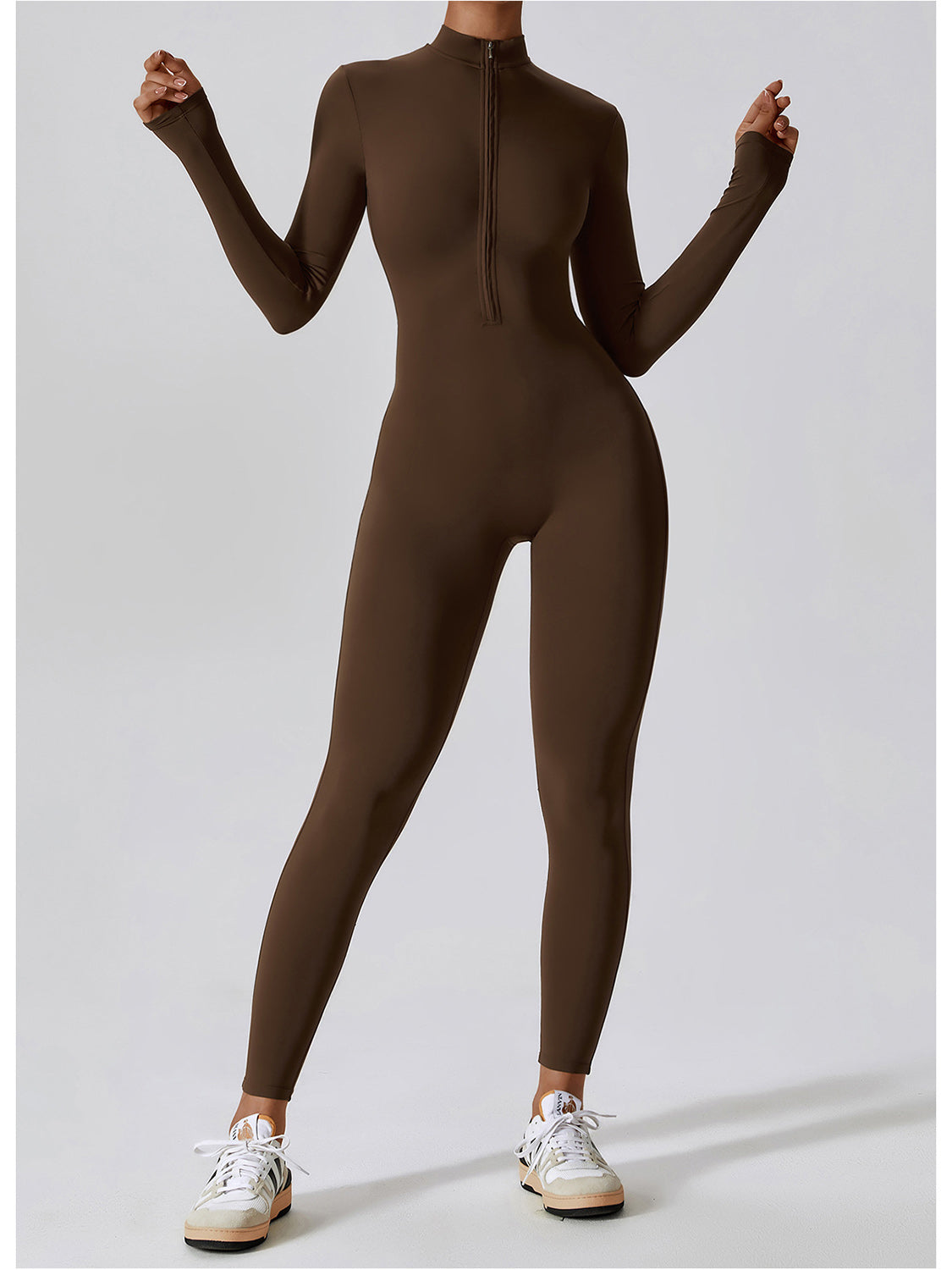 Jumpsuit mit Stehkragen und langen Ärmeln und Reißverschluss