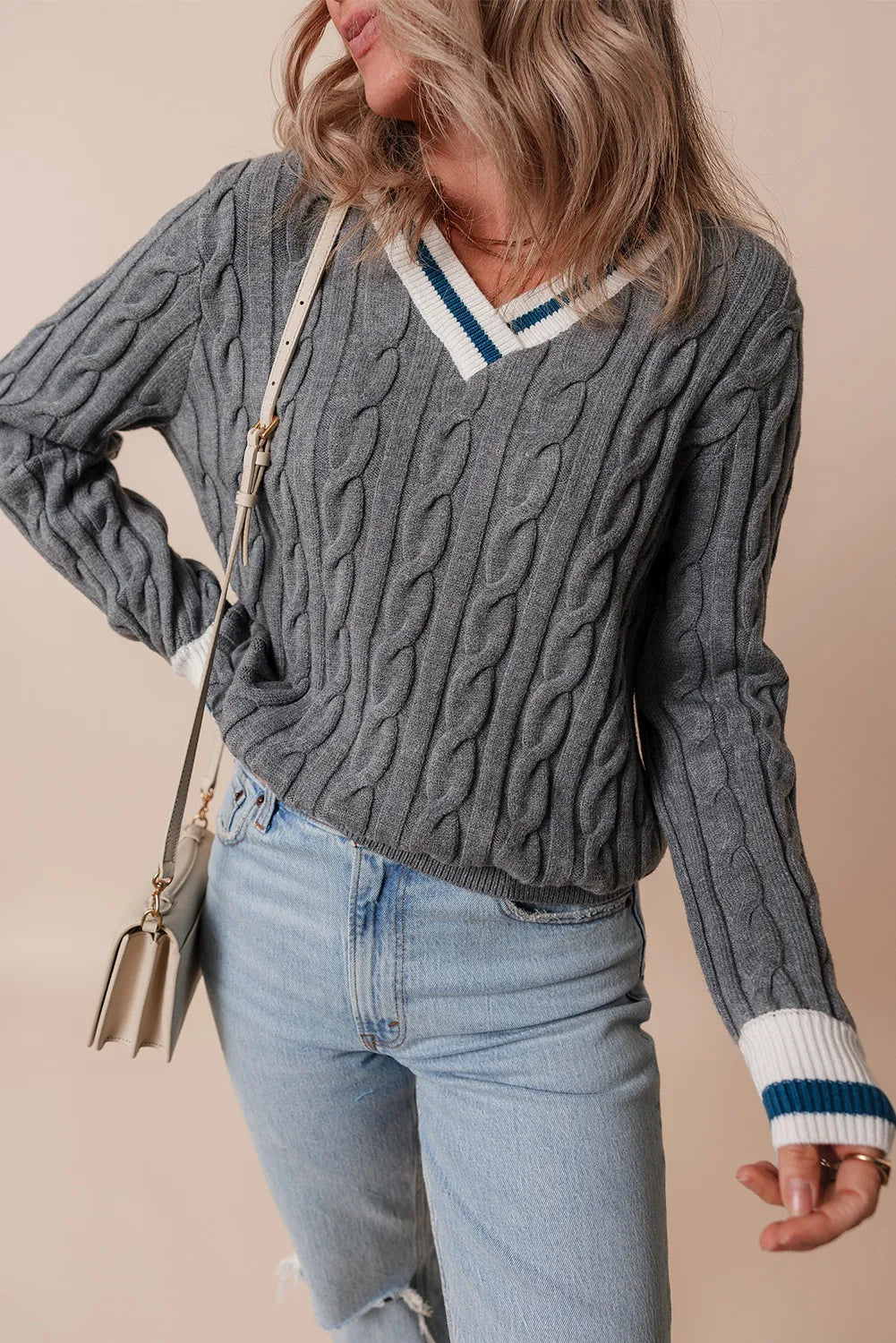 Langärmliger Pullover mit V-Ausschnitt und Zopfmuster