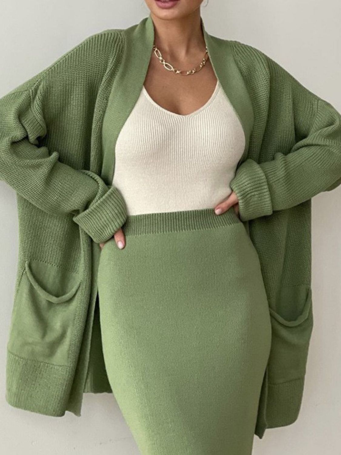 Set aus langärmliger Strickjacke mit Taschen und Rockpullover