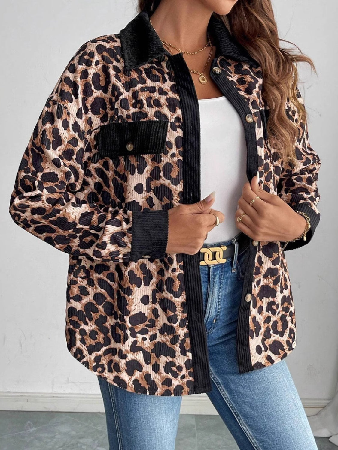 Hemdjacke mit Leopardenmuster und Kragen und Knopfleiste