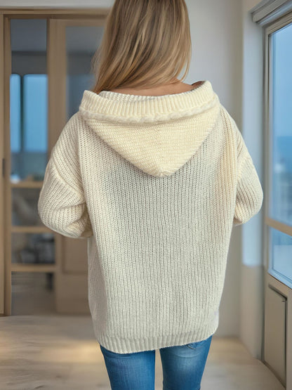 Langärmlige Strickjacke mit Kapuze und Zopfmuster