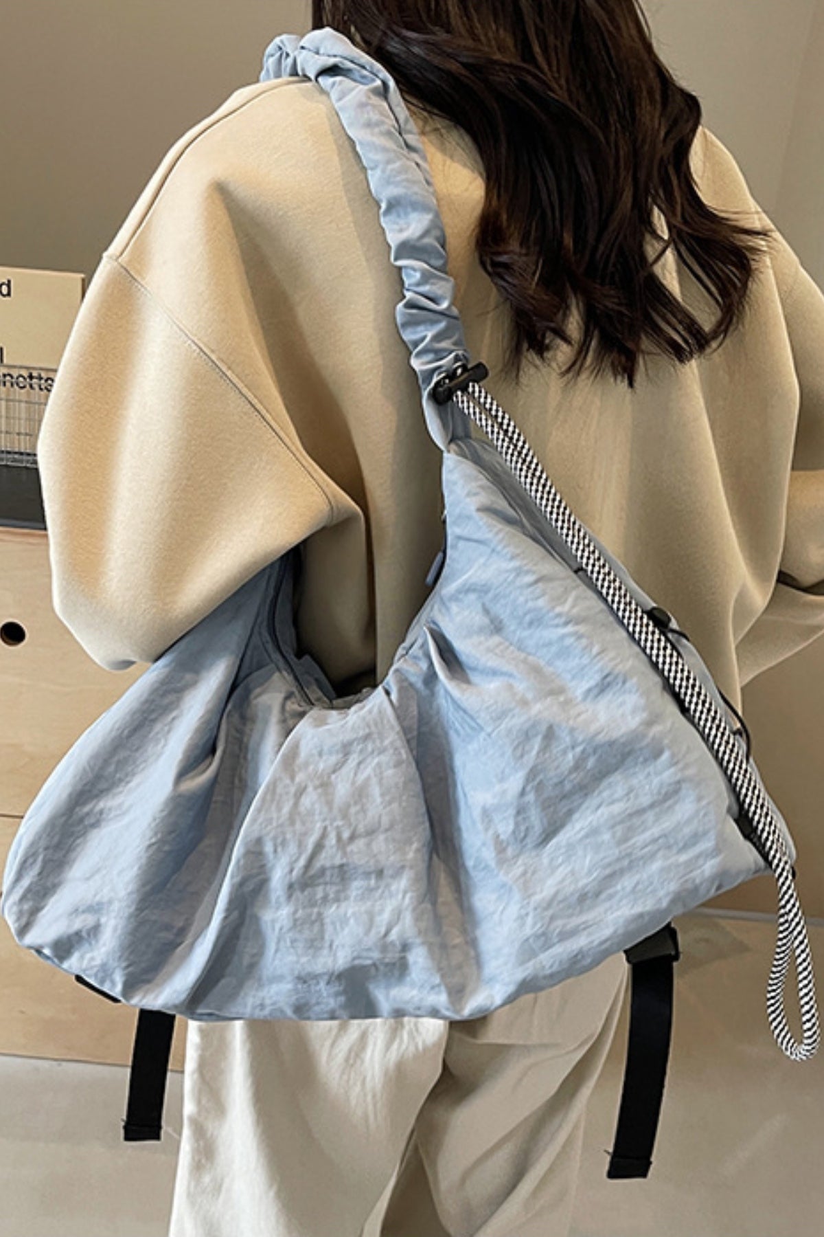 Umhängetasche mit Kordelzug und Rüschen