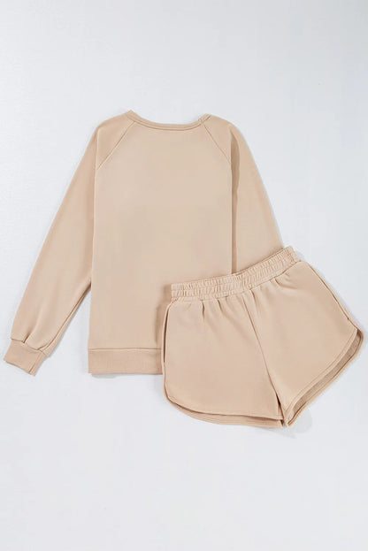 Set aus Oberteil und Shorts mit Rundhalsausschnitt und Kontraststreifen in voller Größe