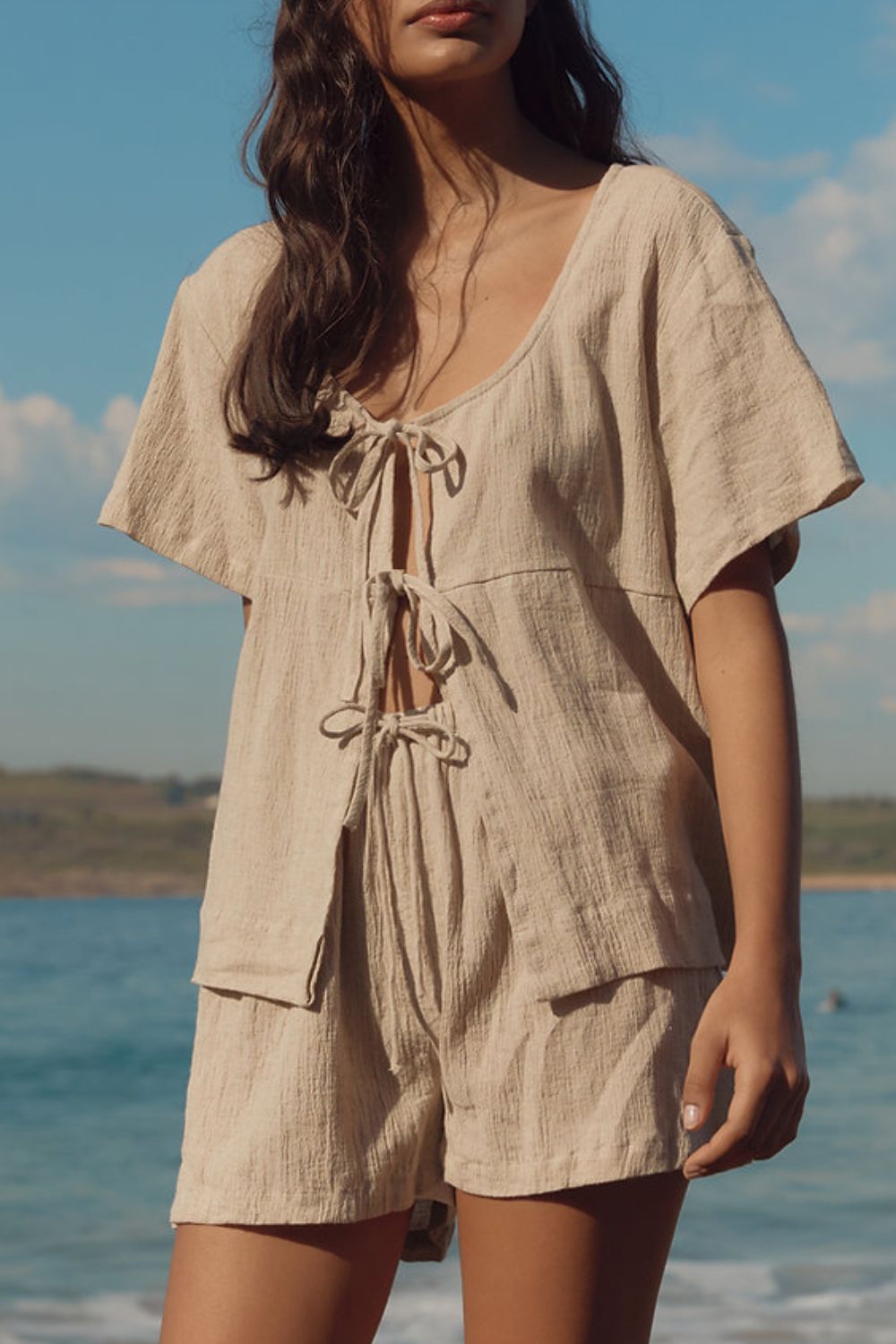 Set aus kariertem, gebundenem Kurzarm-Oberteil mit U-Ausschnitt und Shorts mit Kordelzug