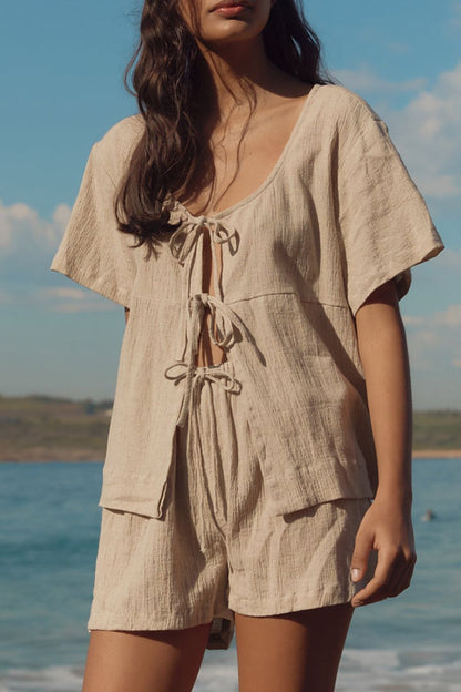 Set aus kariertem, gebundenem Kurzarm-Oberteil mit U-Ausschnitt und Shorts mit Kordelzug