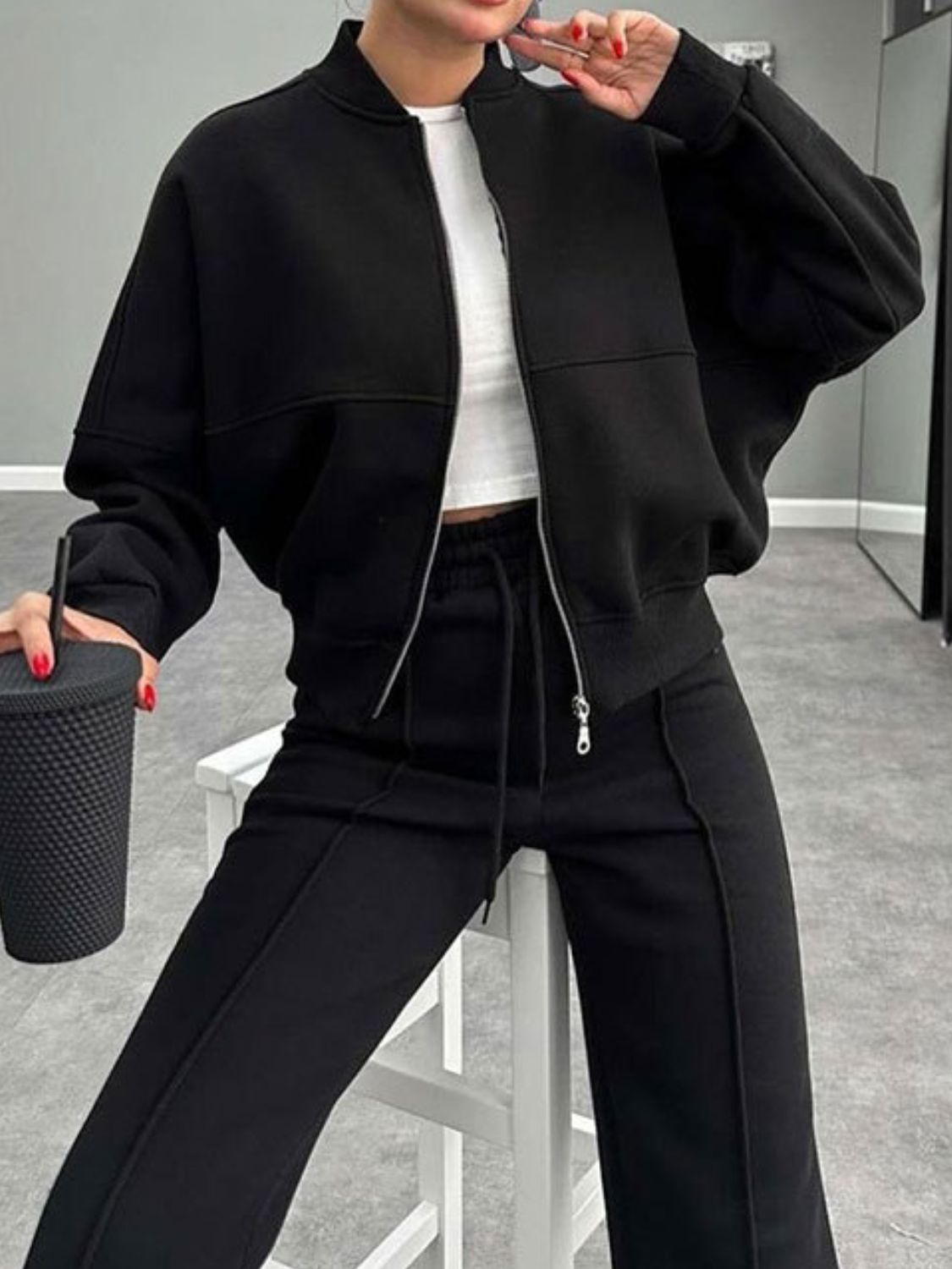 Set aus Oberbekleidung mit Baseballkragen und Reißverschluss und Hose mit Kordelzug