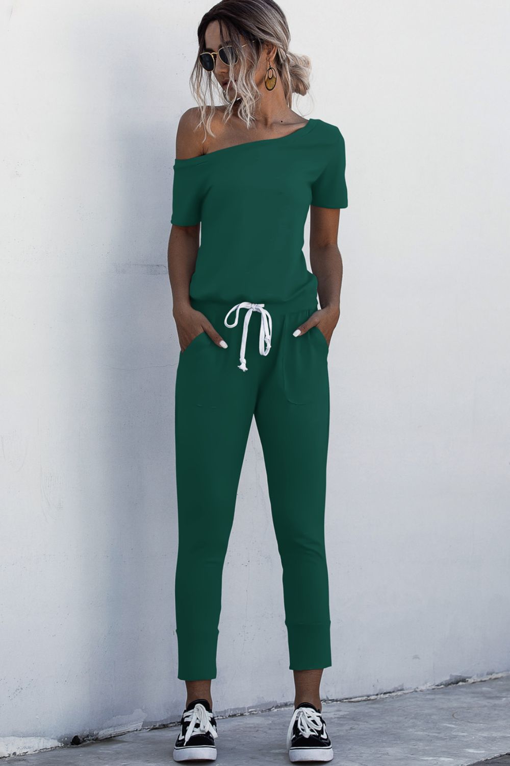 Asymmetrischer Jumpsuit mit Bindeband am Hals und Taschen