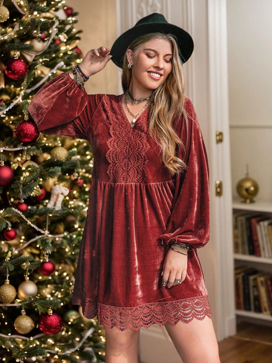 Plus Size Minikleid mit Spitzendetail und V-Ausschnitt und langen Ärmeln