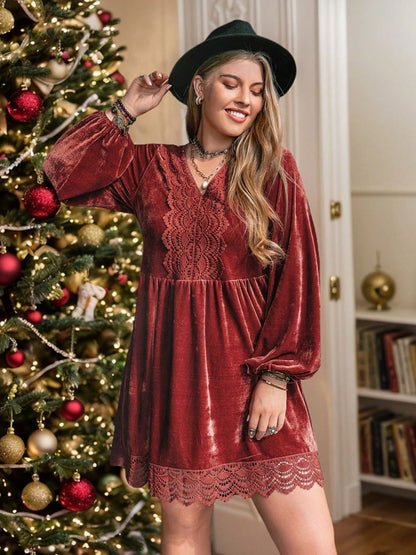 Plus Size Minikleid mit Spitzendetail und V-Ausschnitt und langen Ärmeln