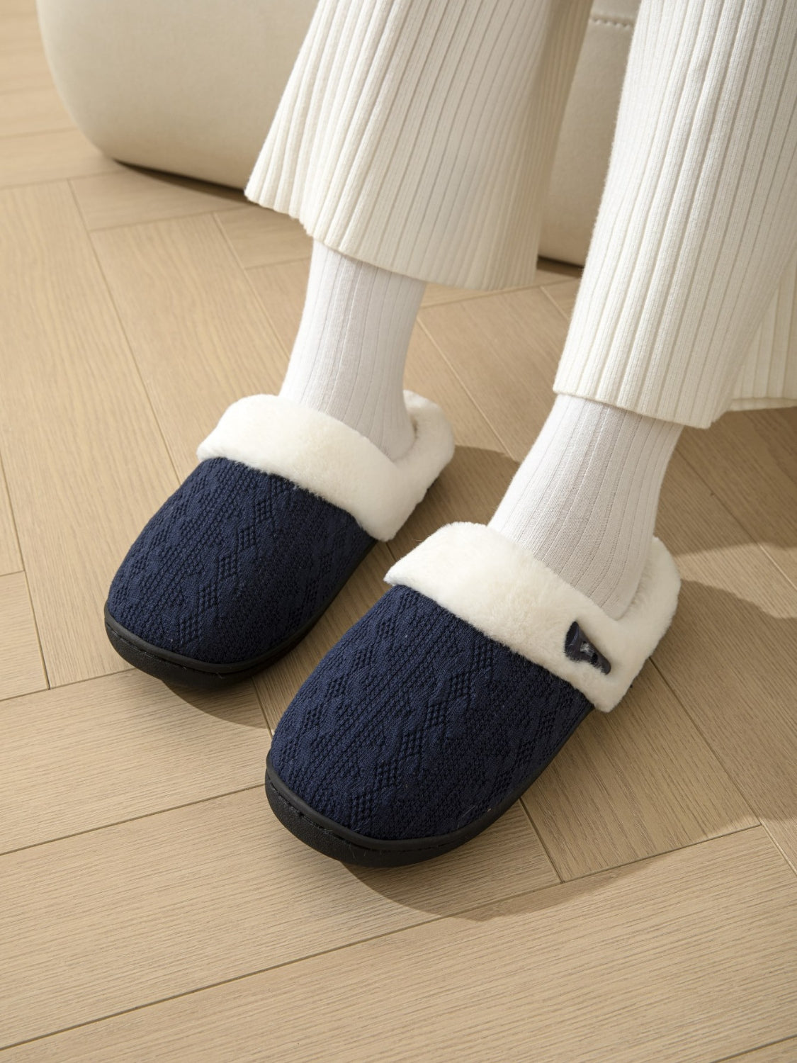 Flache Hausschuhe mit Hornschnalle und pelziger Textur