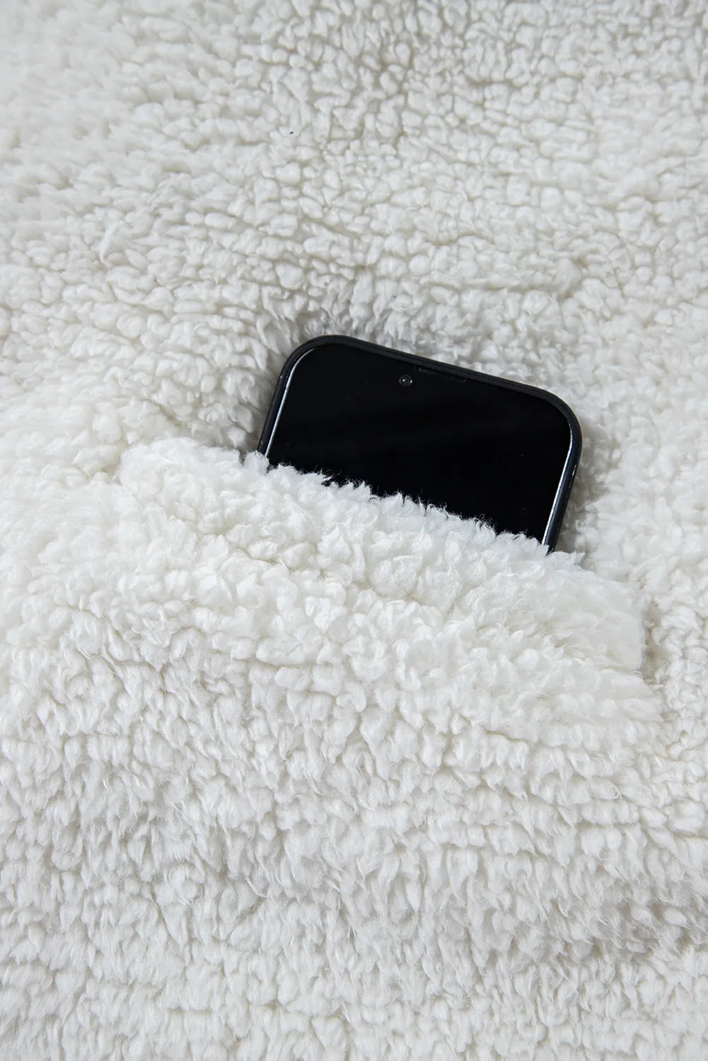 Flauschige Jacke mit einem Knopf und langen Ärmeln