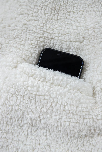 Flauschige Jacke mit einem Knopf und langen Ärmeln