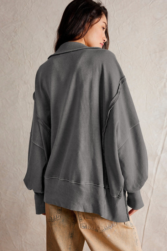 Langärmliges Sweatshirt mit sichtbaren Nähten und Seitenschlitzen