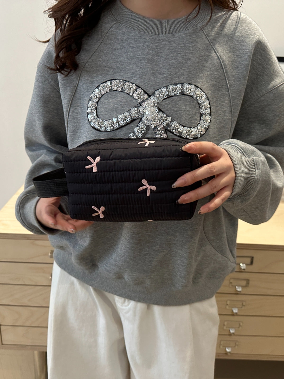 Armband mit kontrastierender Textur und Schleife