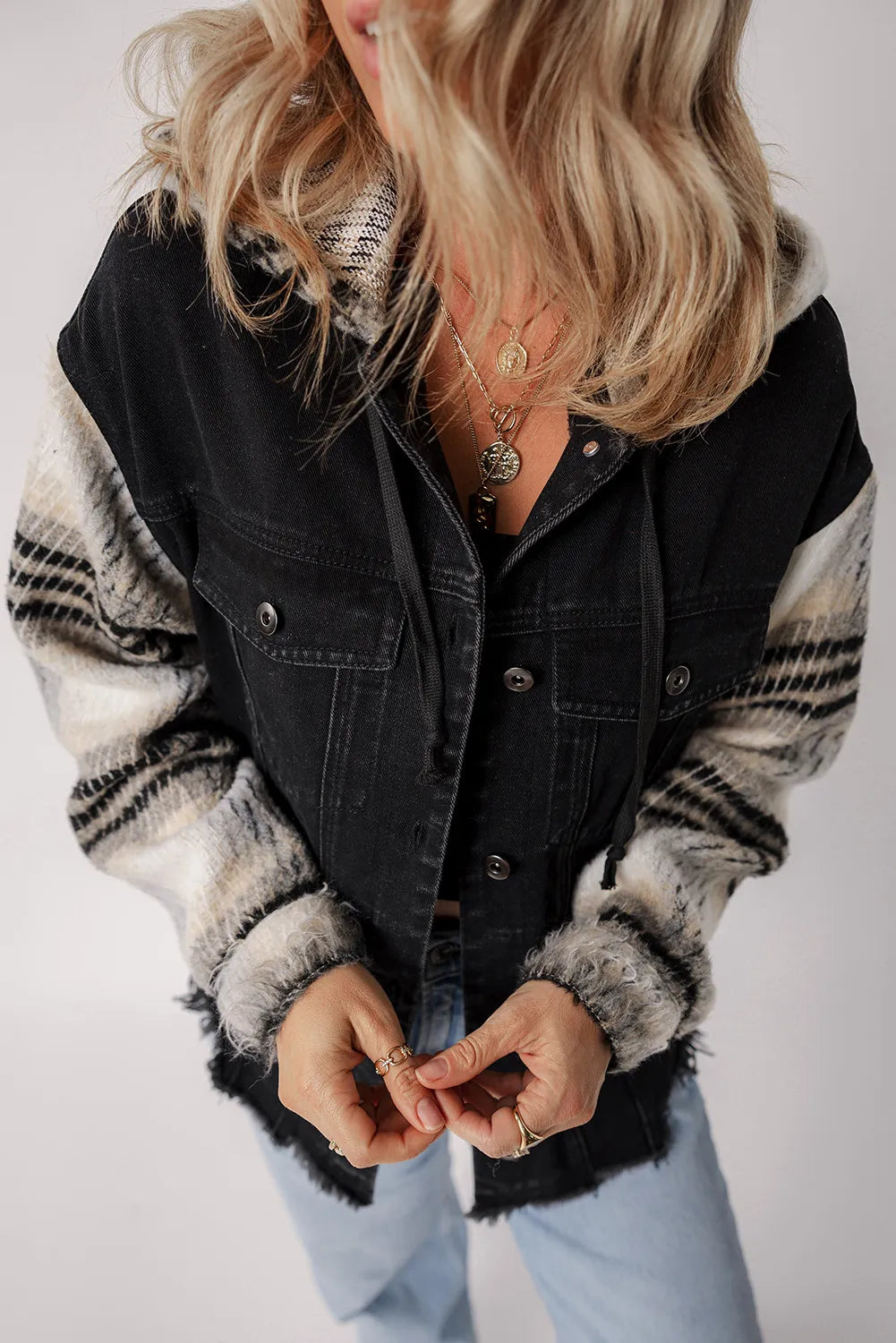 Jeansjacke mit Kapuze, Kordelzug, ungesäumtem Saum und Knopfleiste