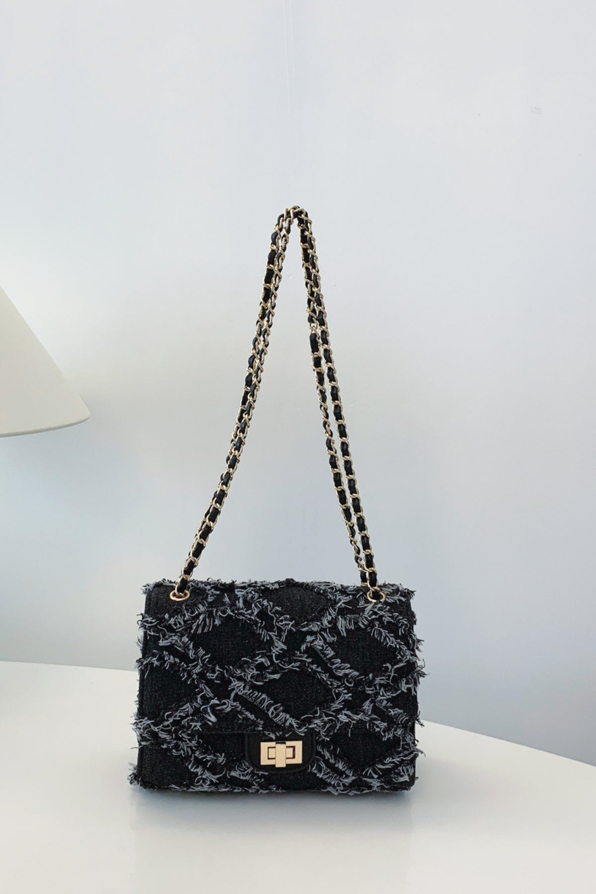 Umhängetasche aus Denim mit ungesäumtem Saum