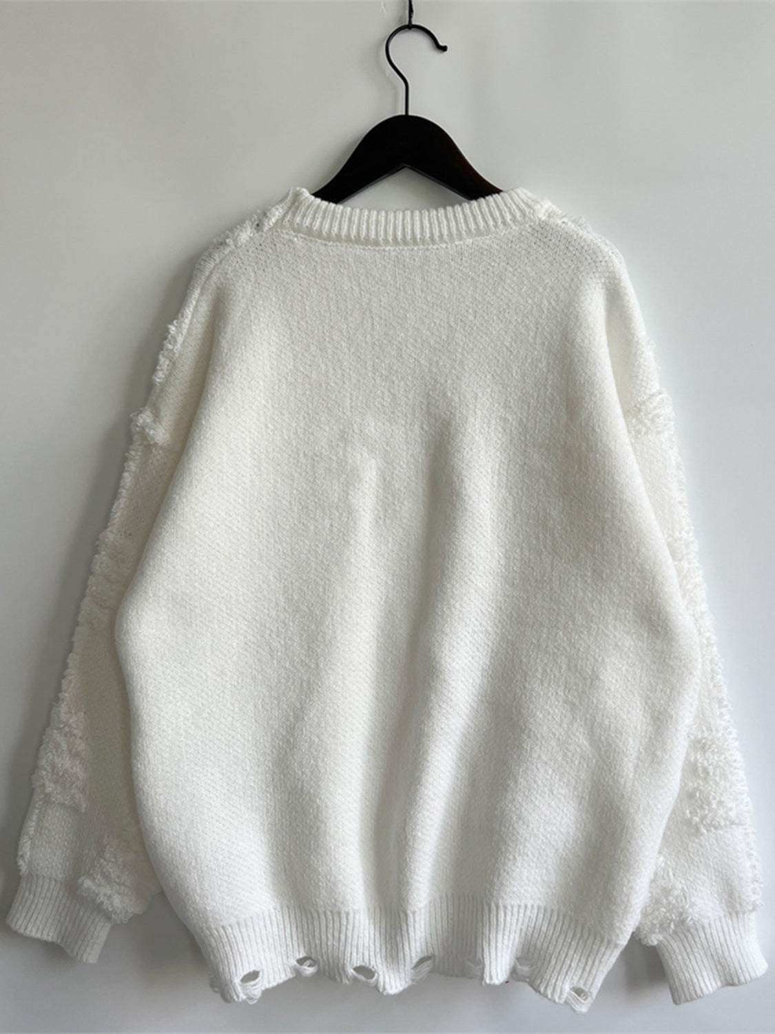 Langärmliger Pullover mit Rundhalsausschnitt und Perlendetail