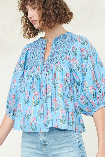 Bluse mit gesmoktem Blumenmuster und Schleife am Hals