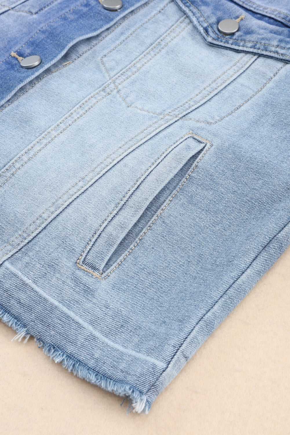 Distressed-Jeansjacke mit Knopfleiste und überschnittenen Schultern