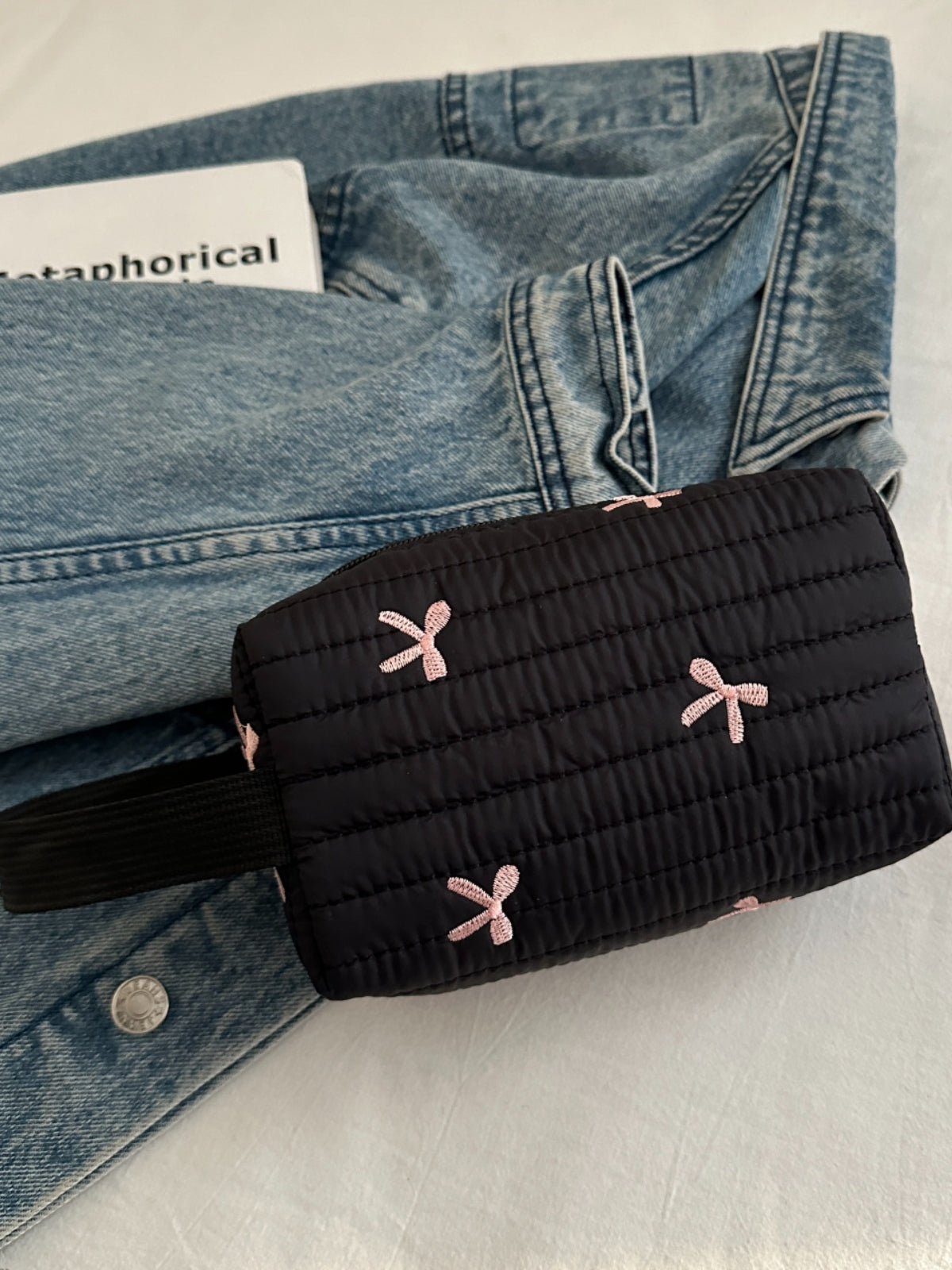 Armband mit kontrastierender Textur und Schleife