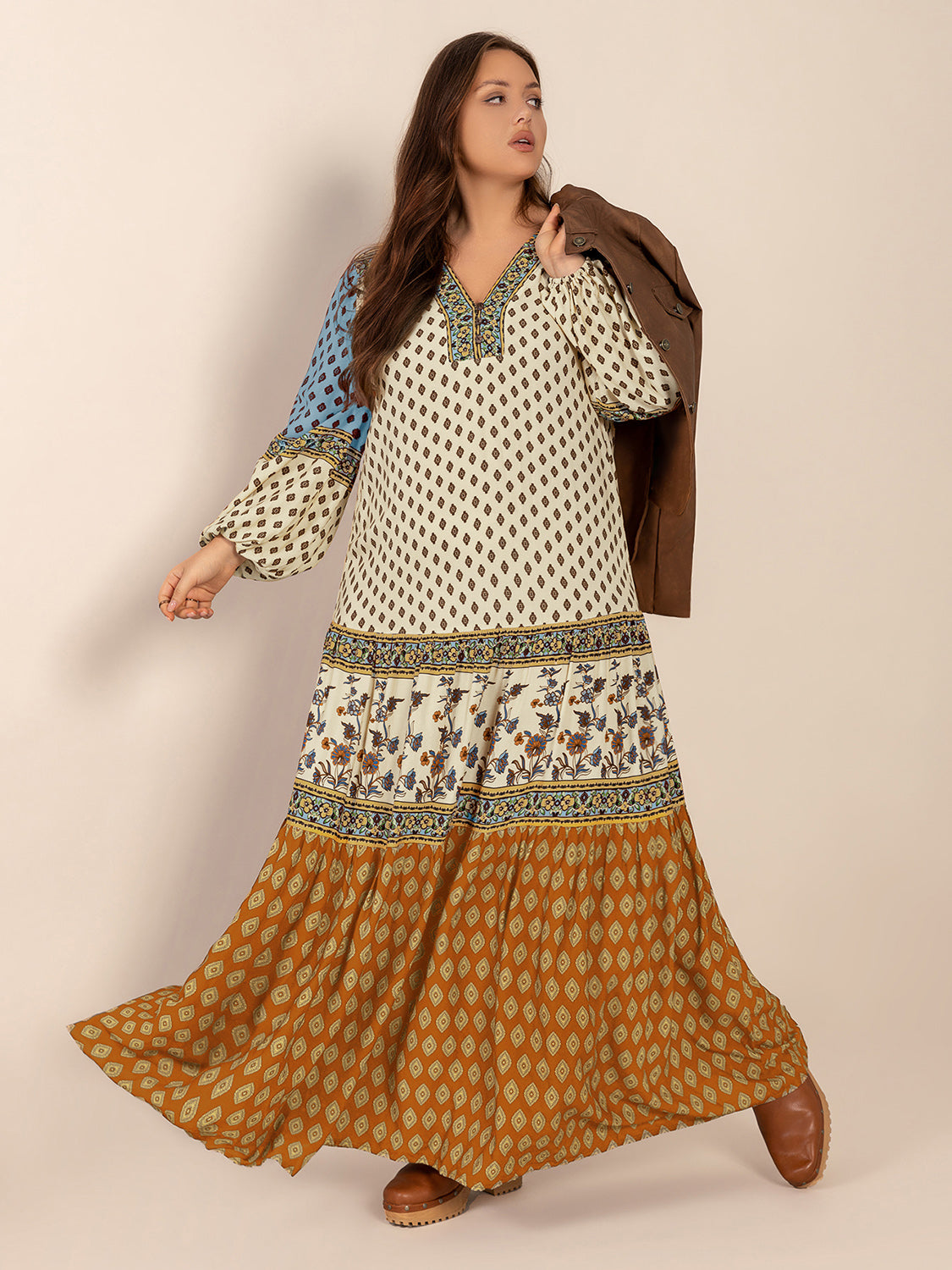 Bedrucktes Maxikleid mit V-Ausschnitt und Ballonärmeln in Übergröße