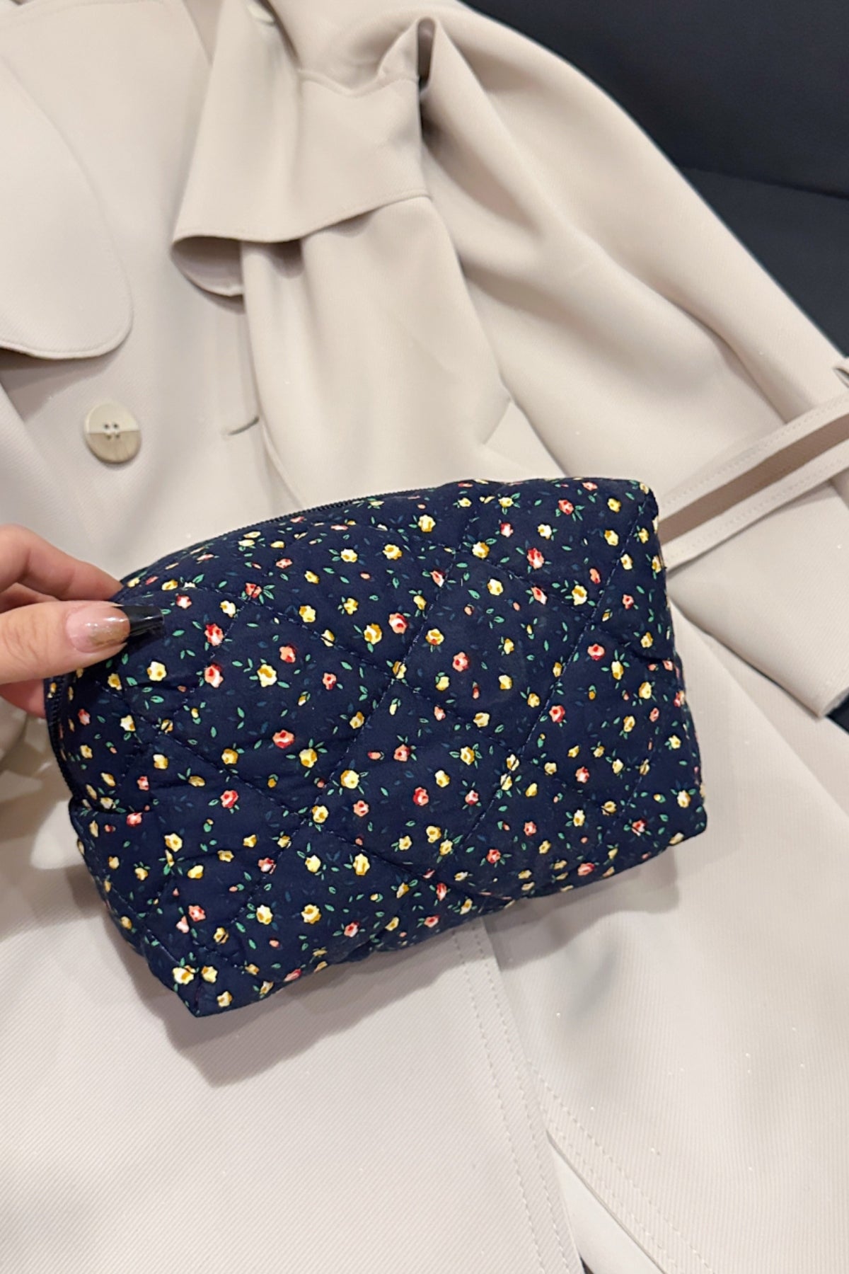 Clutch mit Blumenmuster und gestepptem Karofutter