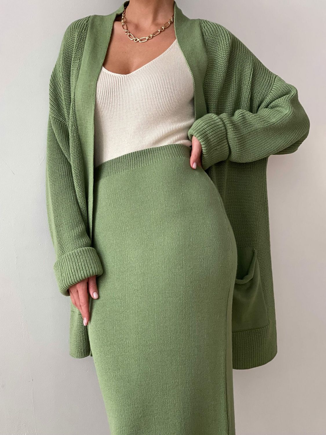 Set aus langärmliger Strickjacke mit Taschen und Rockpullover