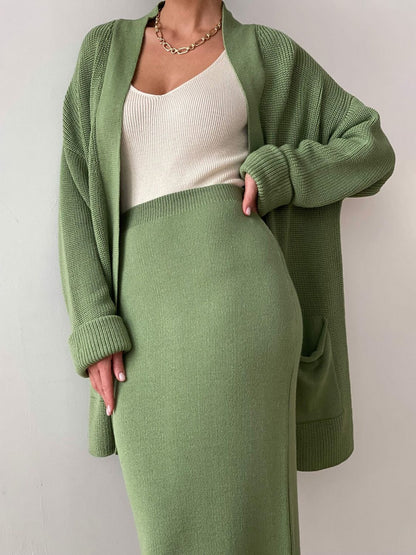 Set aus langärmliger Strickjacke mit Taschen und Rockpullover