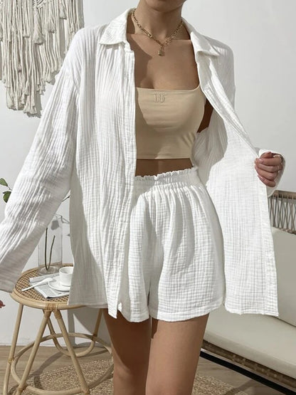 Set mit Oberteil mit überschnittenen Schultern und Knopfleiste und Shorts mit elastischer Taille