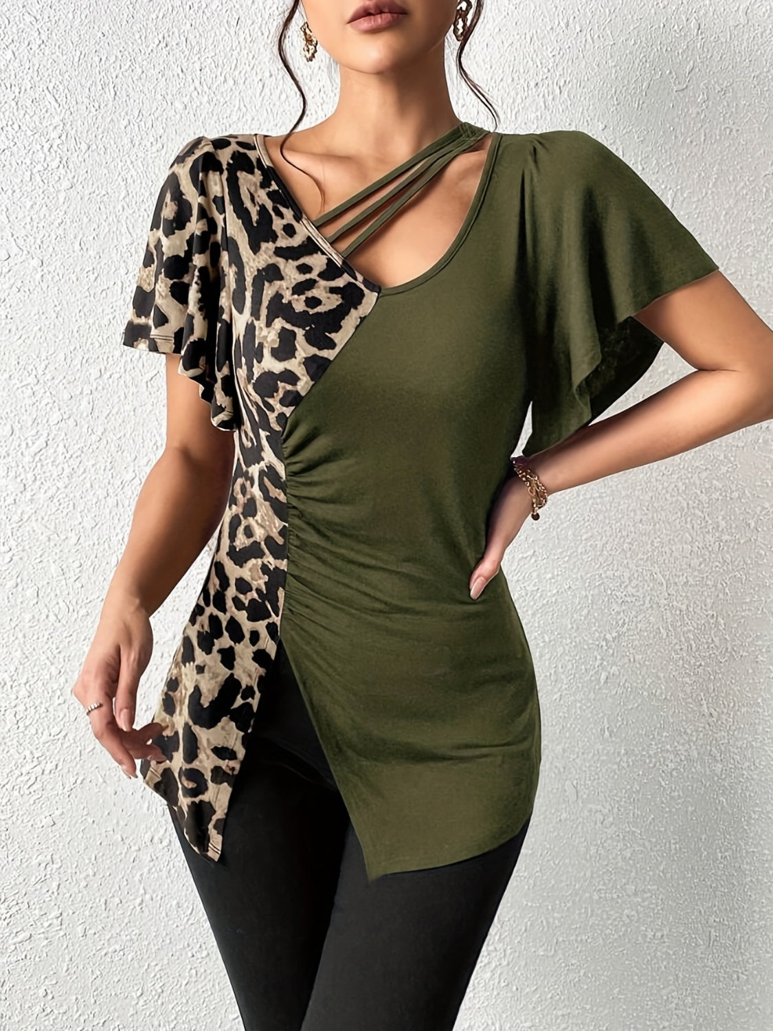 T-Shirt mit gerüschtem Leopardenmuster und Flatterärmeln