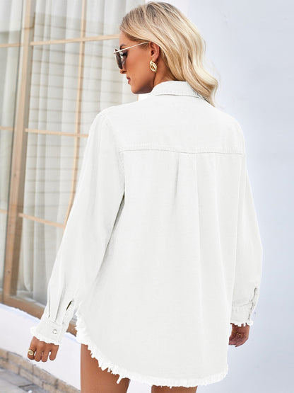 Langärmlige Jeansjacke mit Knopfleiste und ungesäumtem Saum und Paillettentaschen