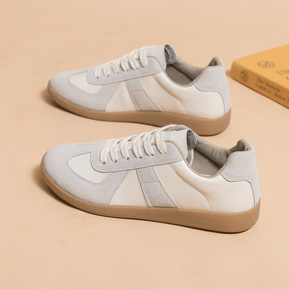 Sneakers mit runder Spitze und Schnürung