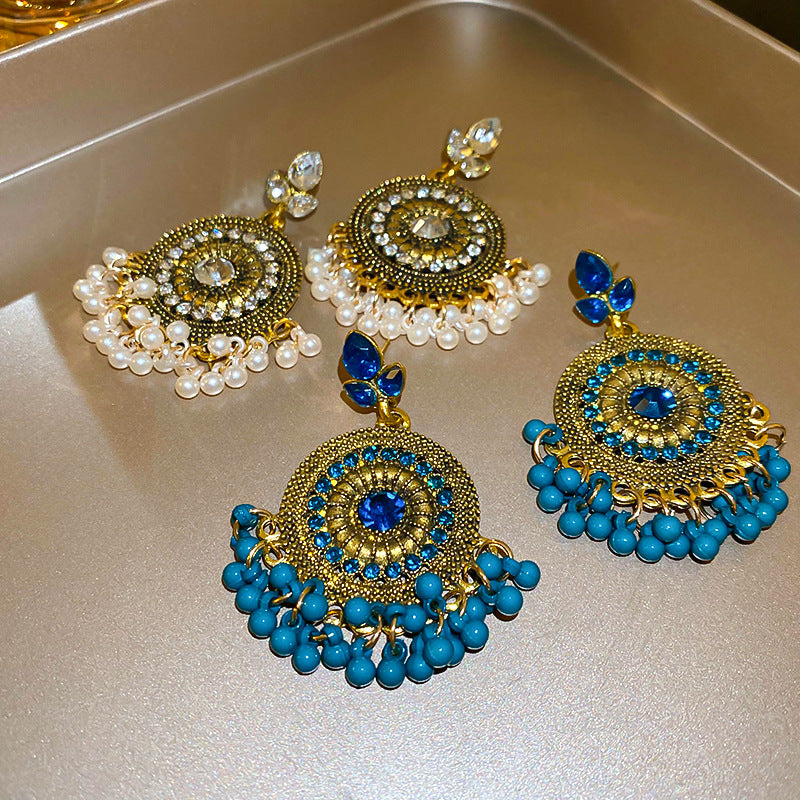 Ohrringe mit Strasssteinen und Perlen aus Legierung