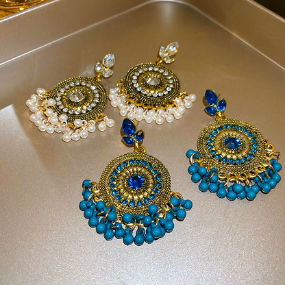 Ohrringe mit Strasssteinen und Perlen aus Legierung