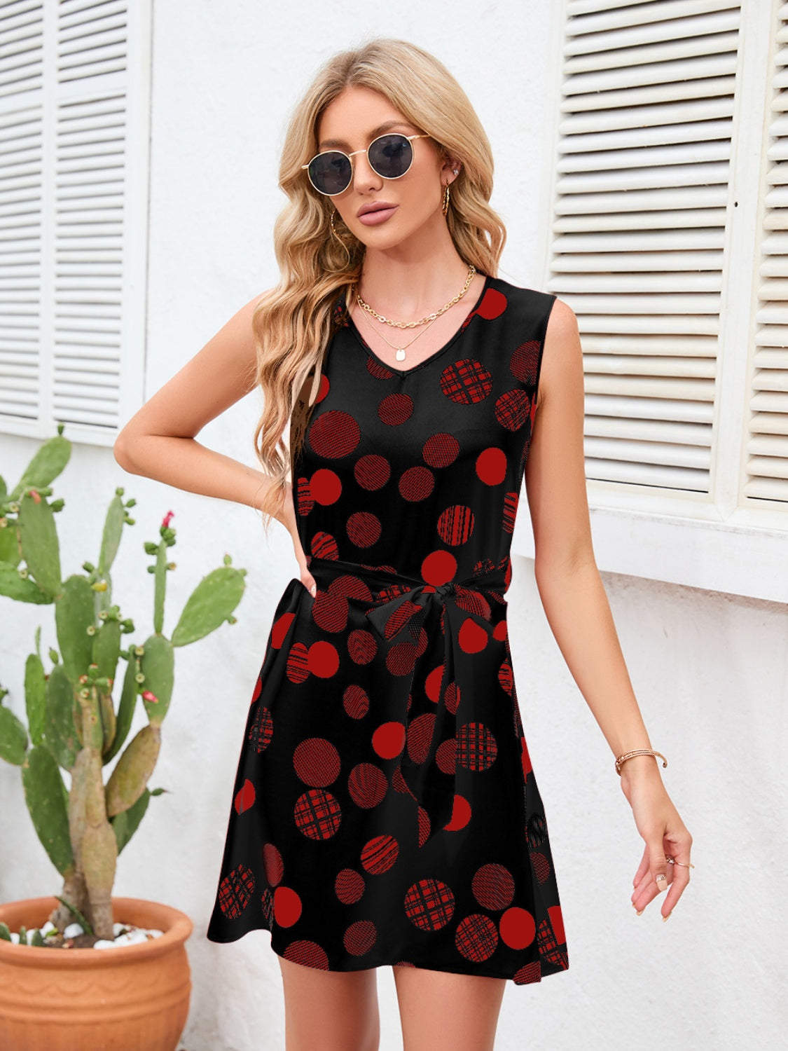 Kleid mit V-Ausschnitt und Polka Dot-Muster