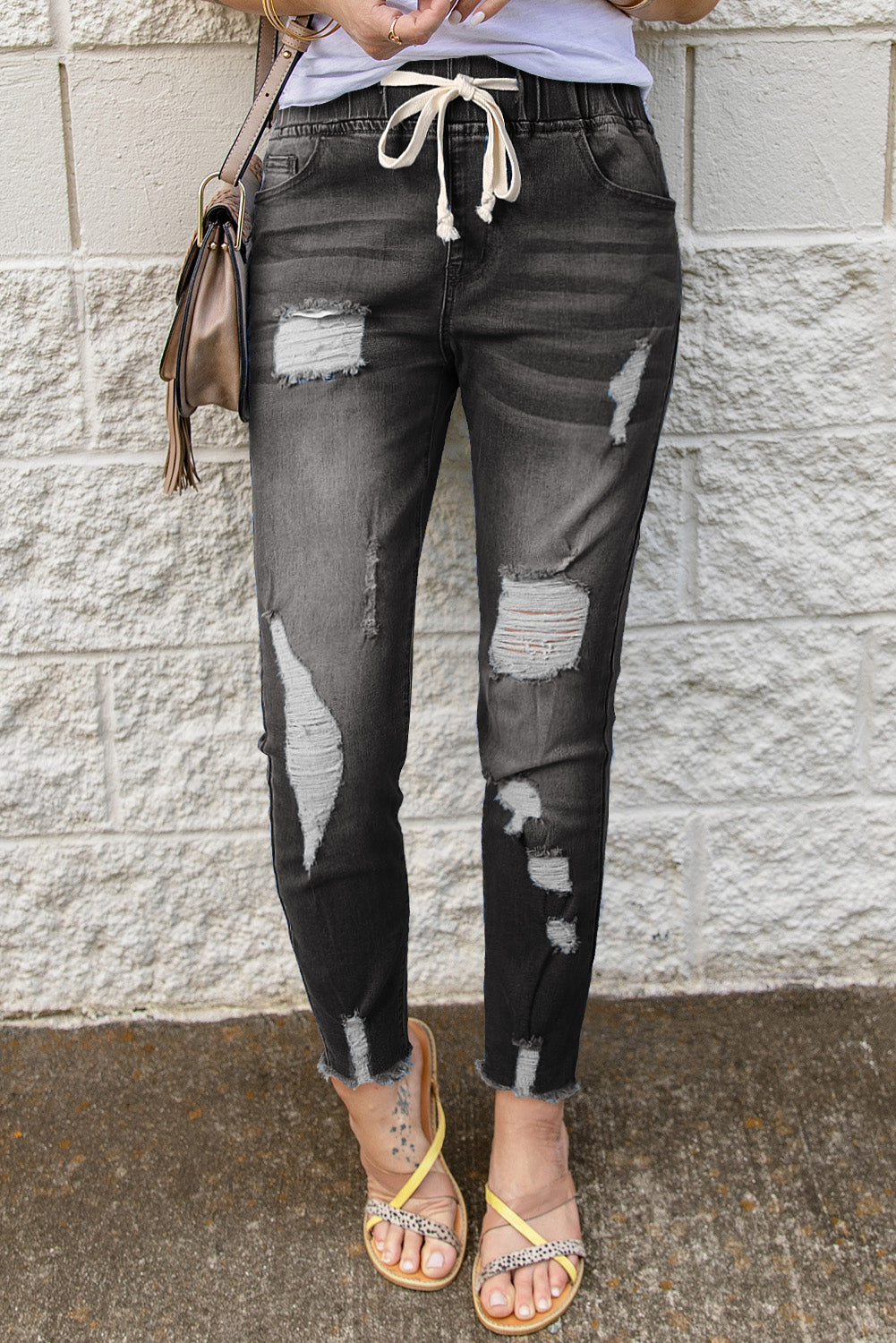 Distressed-Jeans mit Kordelzug, offenem Saum und Taschen