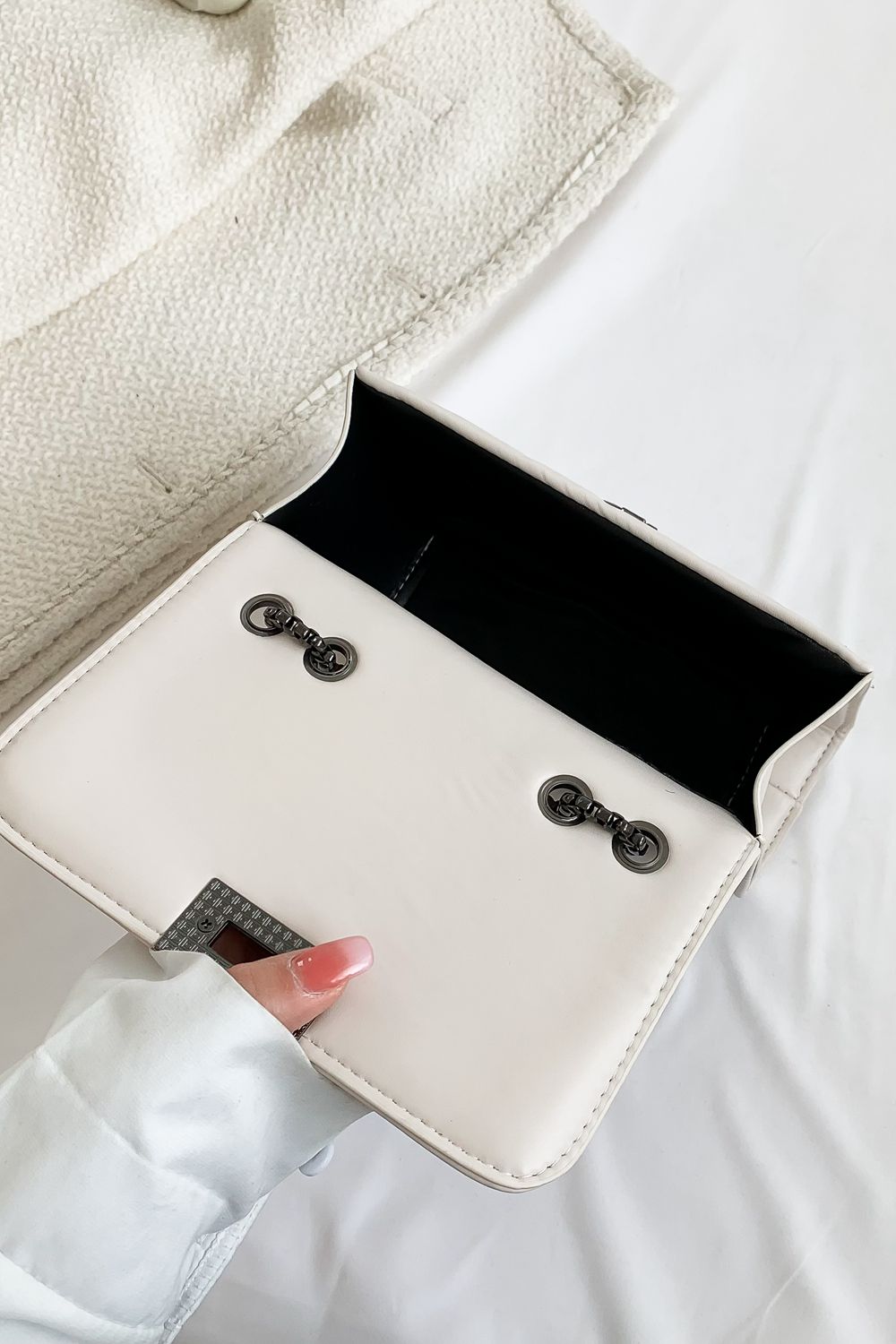 Umhängetasche aus PU-Leder mit Nieten