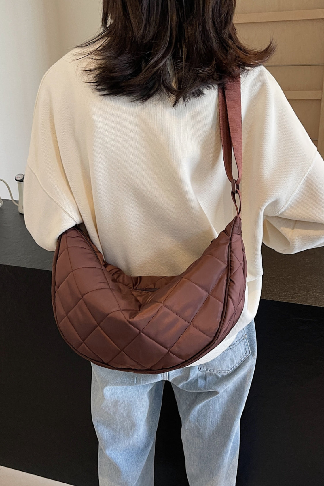 Umhängetasche mit Karomuster, gestepptem und verstellbarem Riemen