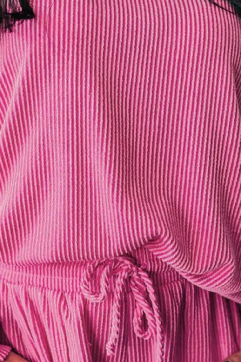 Set aus langärmligem Oberteil mit Rundhalsausschnitt und Shorts mit Kordelzug