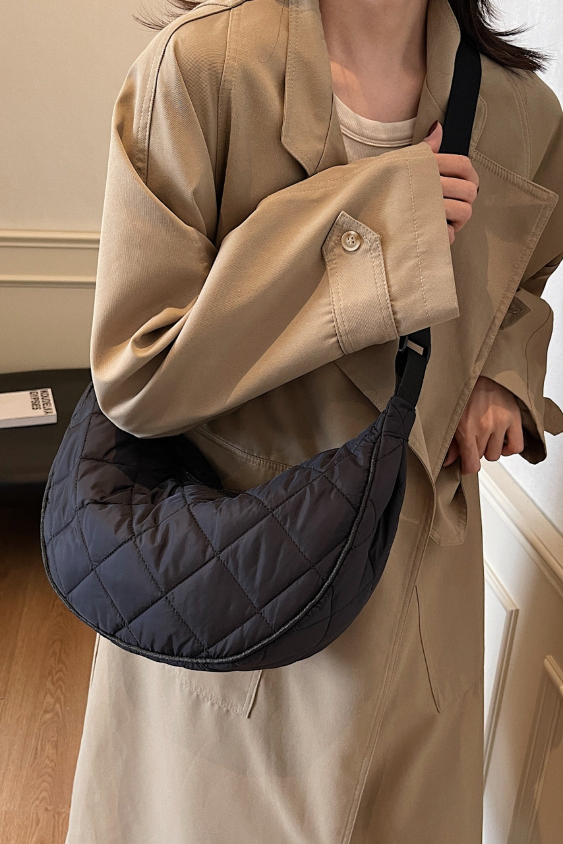 Umhängetasche mit Karomuster, gestepptem und verstellbarem Riemen