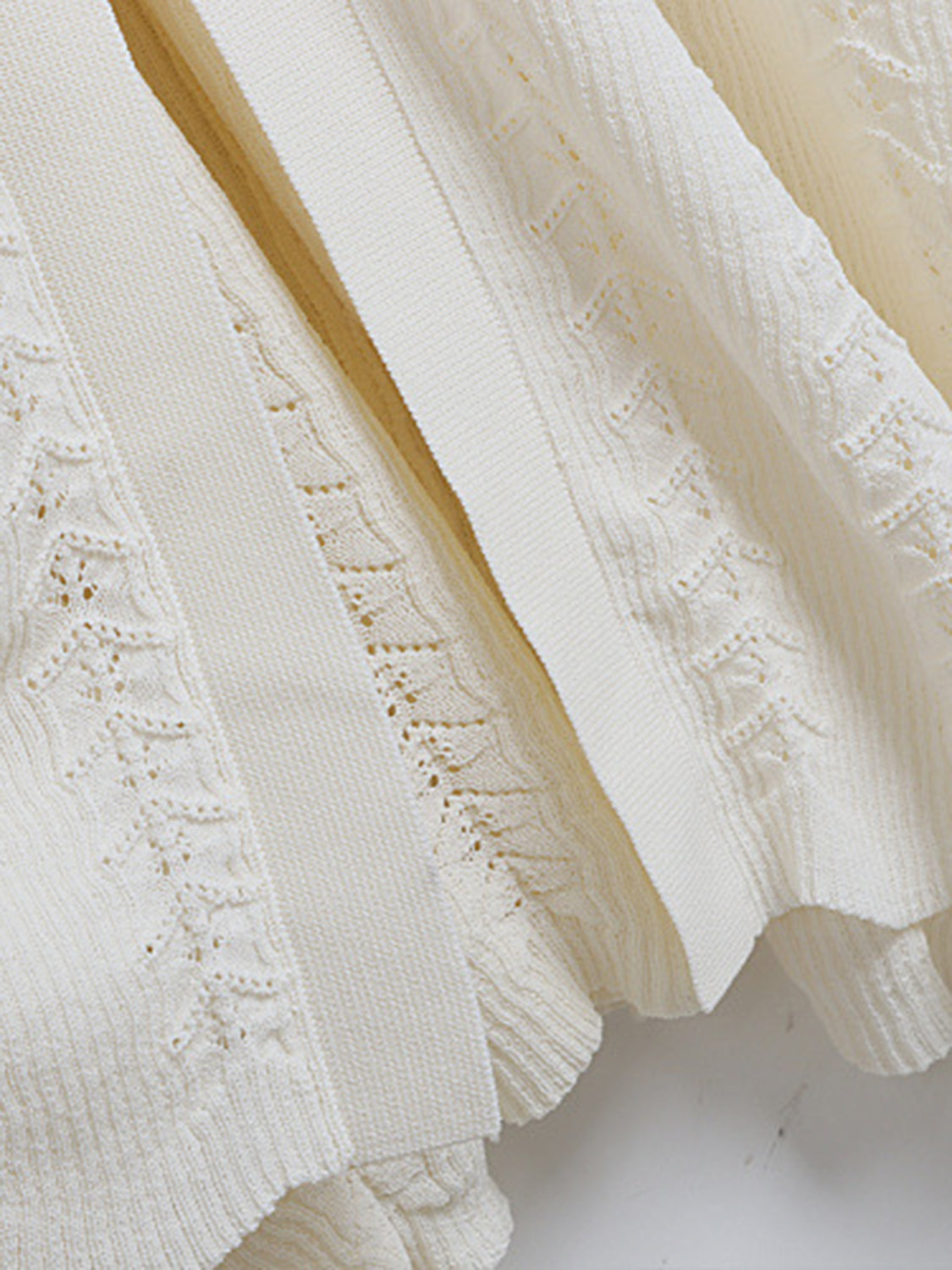 Durchbrochenes Pulloverkleid mit Rundhalsausschnitt und langen Ärmeln