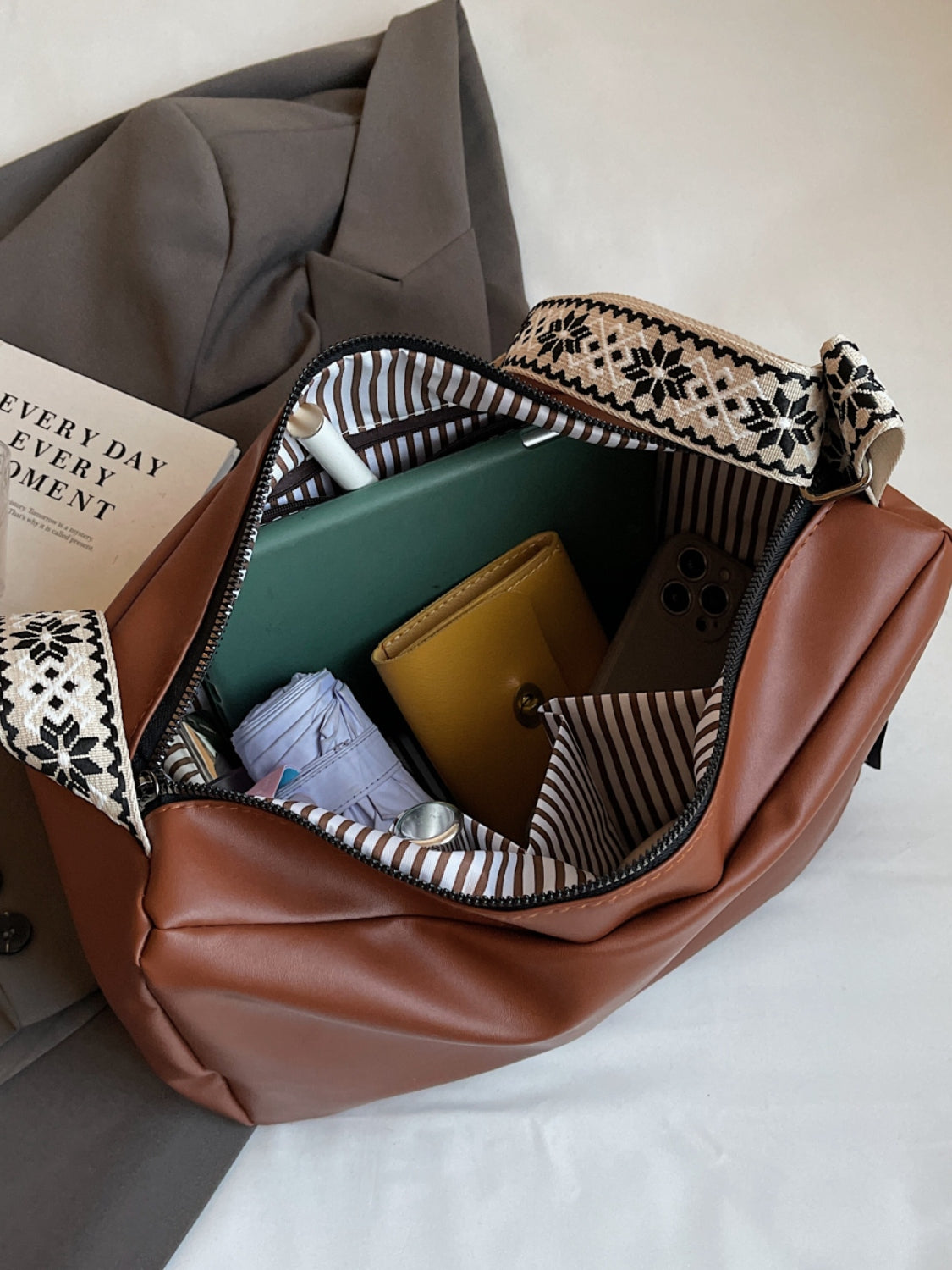 Umhängetasche aus PU-Leder mit verstellbarem Riemen