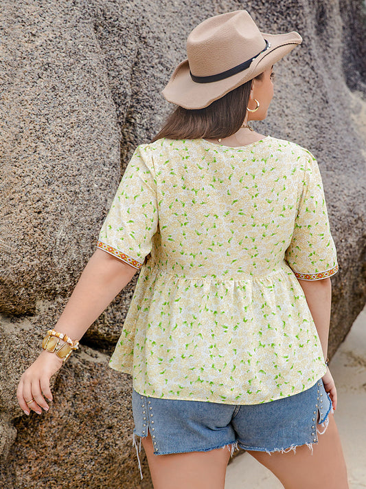 Bedruckte Bluse mit halblangen Ärmeln und Bindeband am Kragen in Übergröße