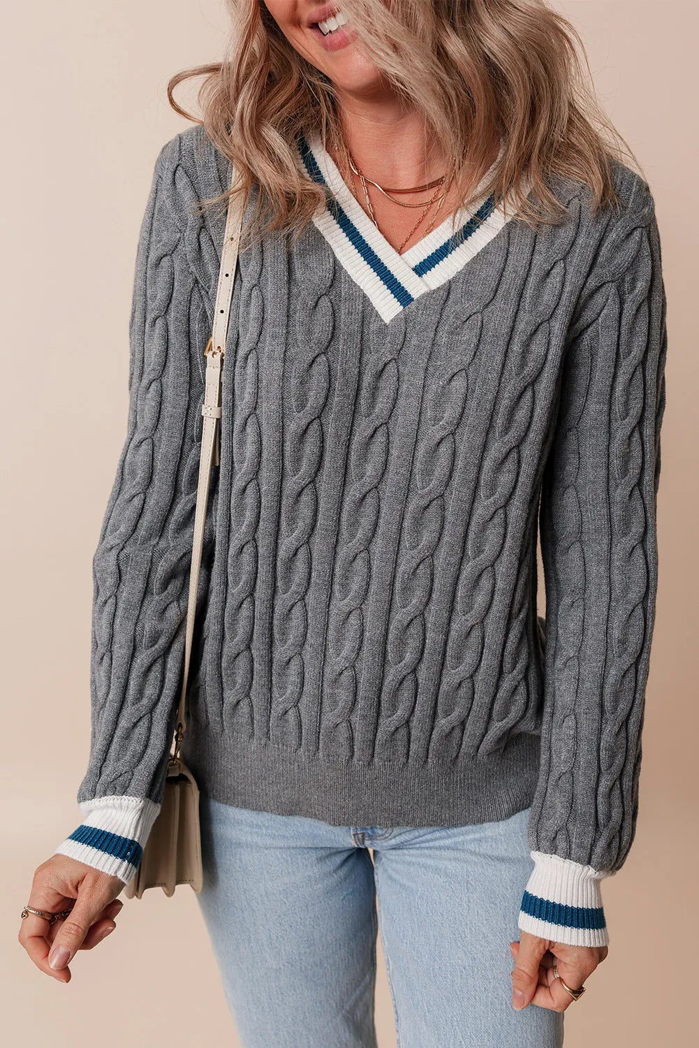 Langärmliger Pullover mit V-Ausschnitt und Zopfmuster