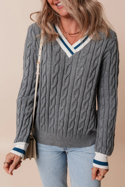 Langärmliger Pullover mit V-Ausschnitt und Zopfmuster