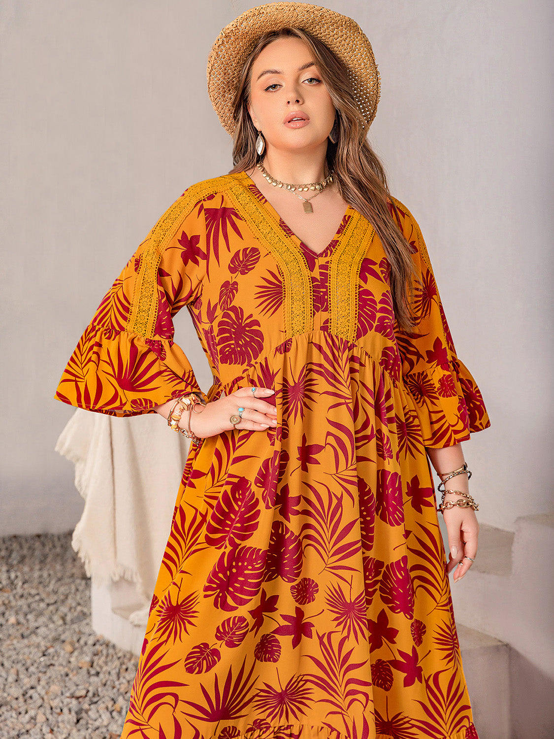 Maxikleid mit V-Ausschnitt und Spitzendetail in Übergröße