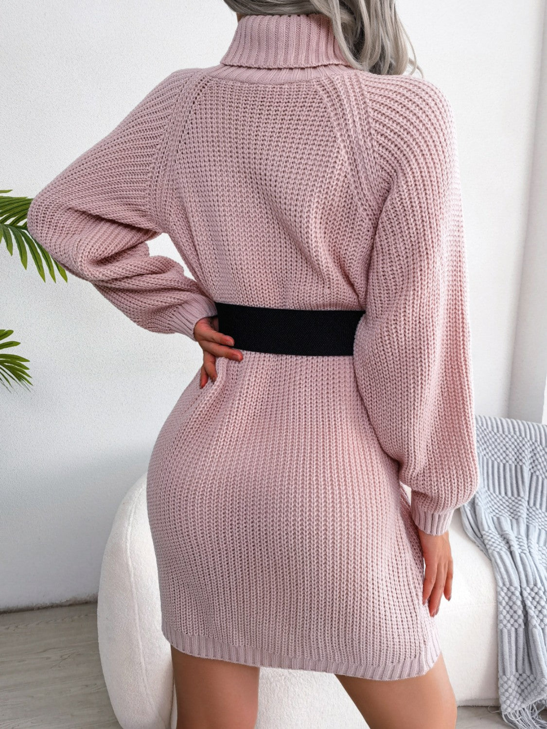 Rollkragenpulloverkleid mit dekorativen Knöpfen