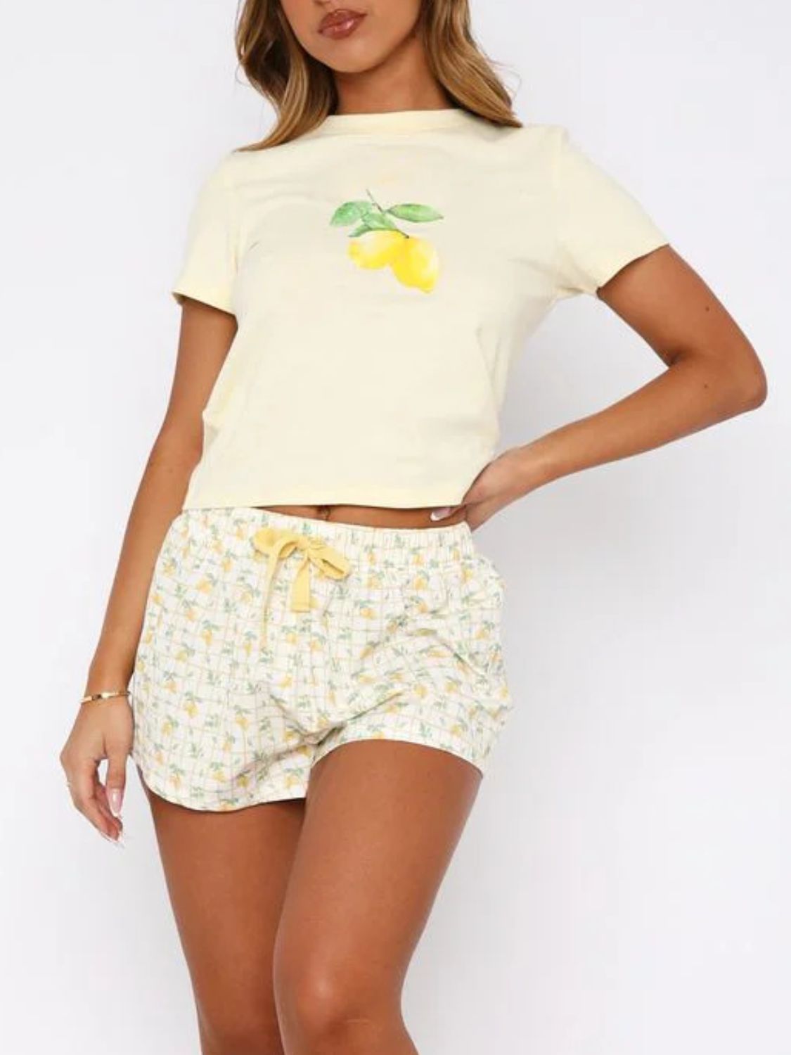 Set aus bedrucktem Kurzarm-Oberteil mit Rundhalsausschnitt und Shorts mit Kordelzug