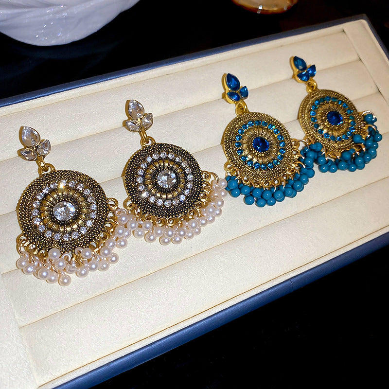 Ohrringe mit Strasssteinen und Perlen aus Legierung