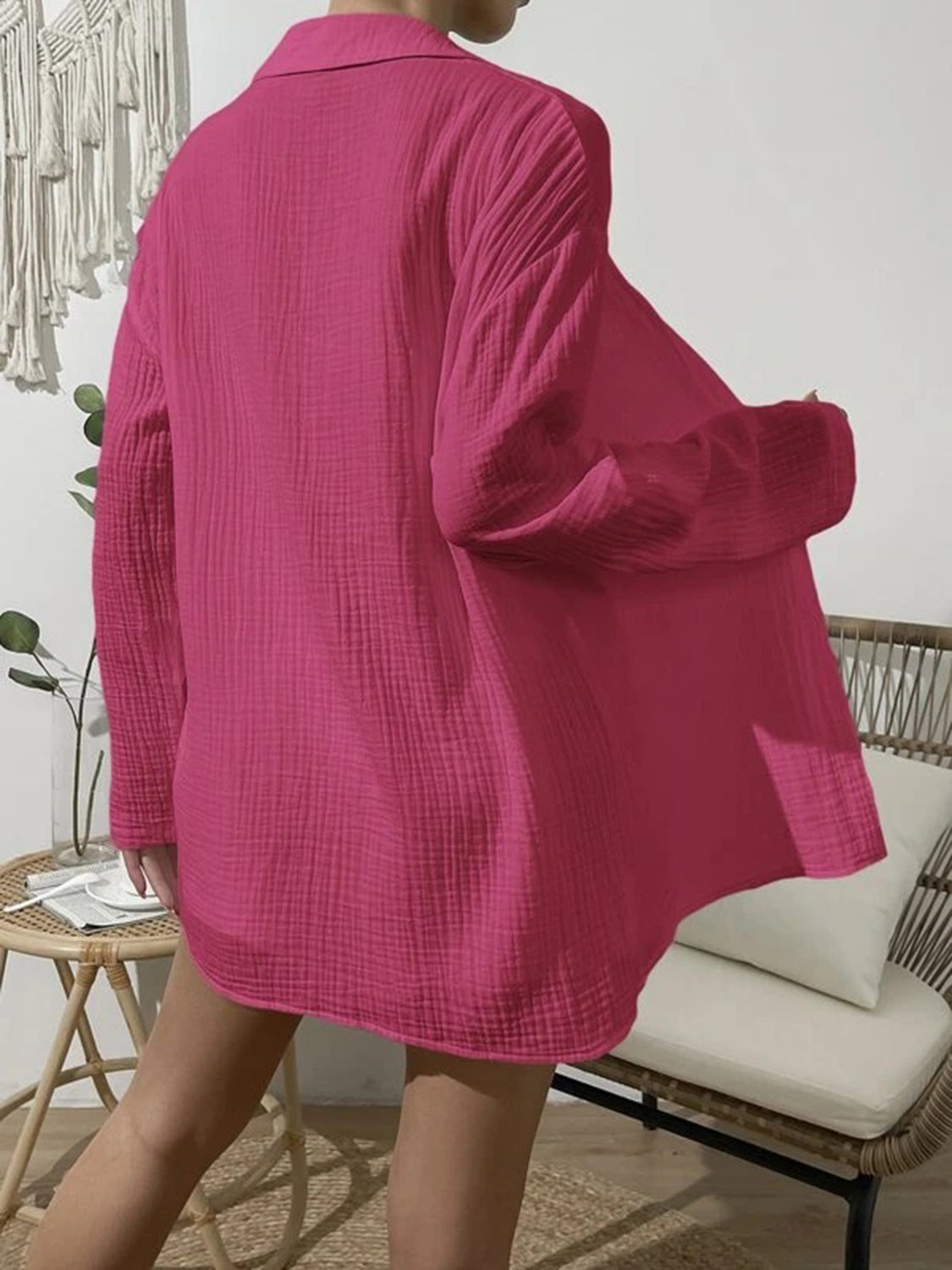 Set mit Oberteil mit überschnittenen Schultern und Knopfleiste und Shorts mit elastischer Taille